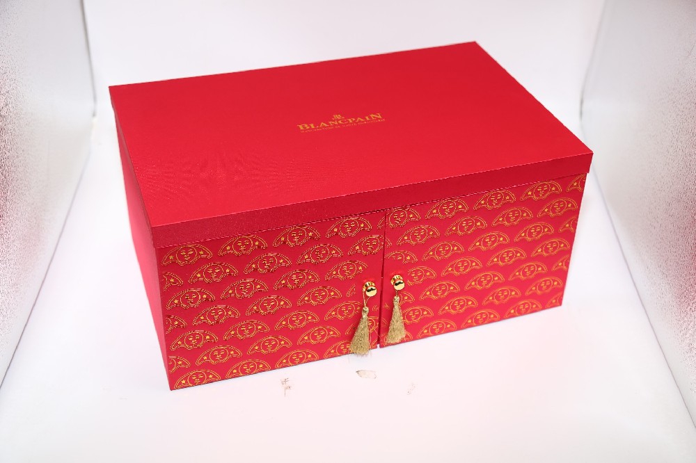 廣州包裝盒印刷廠- 專業(yè)印刷 以客戶為中心 文案5： 我們廣州包裝盒印刷廠引以為傲的是提供以客戶為中心的專業(yè)印刷服務(wù)。我們的目標是要改善客戶的商業(yè)價值和品牌影響力。聯(lián)系我們了解更多詳情。